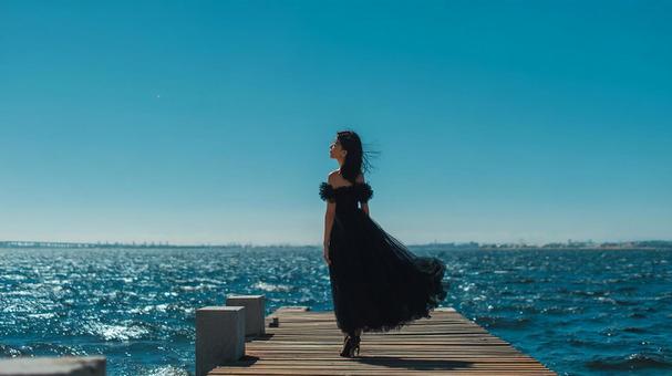 青い空と海に映える孤高の女性 青い空と海に映える孤高の女性の写真