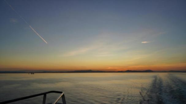 夕暮れのフェリー フェリー,船旅,門司の写真素材