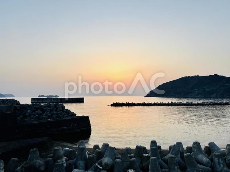 夕焼けに包まれる静かな港 夕暮れ,港町,田舎の写真素材