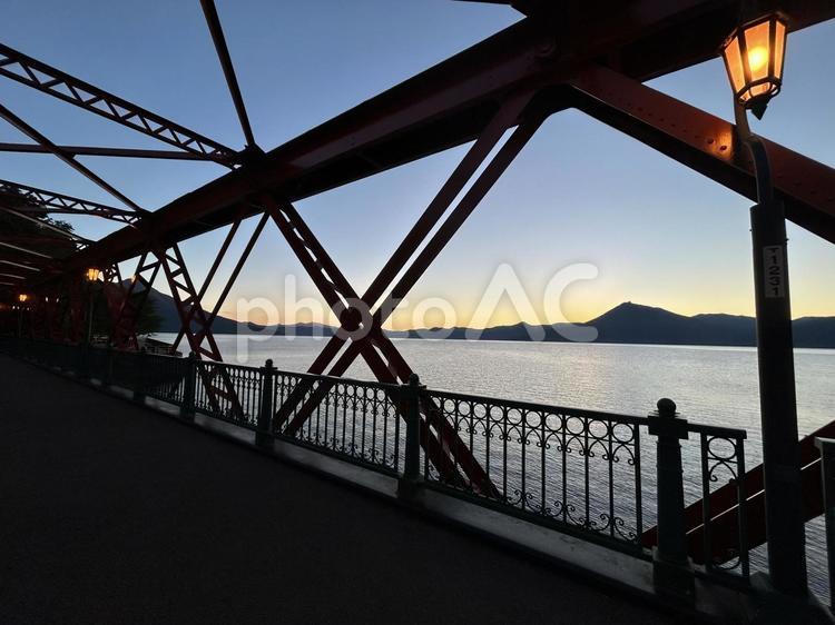 夕暮れの鉄橋 夕暮れ,鉄橋,湖の写真素材
