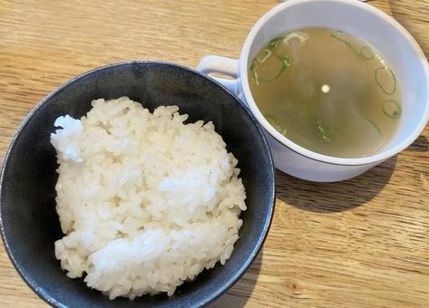 白ごはんとわかめスープ 白ごはんとわかめスープ 白ごはん,わかめスープ,白米の写真素材