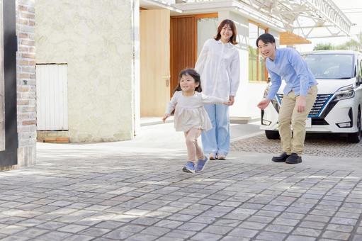 家族旅行ではしゃぐ女の子 家族旅行ではしゃぐ女の子 家族,自動車,ドライブの写真素材