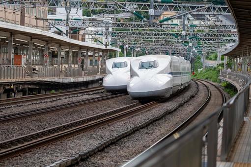上下線がすれ違う東海道山陽新幹線 東海道,山陽,新幹線の写真素材