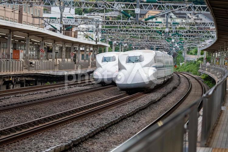 上下線がすれ違う東海道山陽新幹線 東海道,山陽,新幹線の写真素材