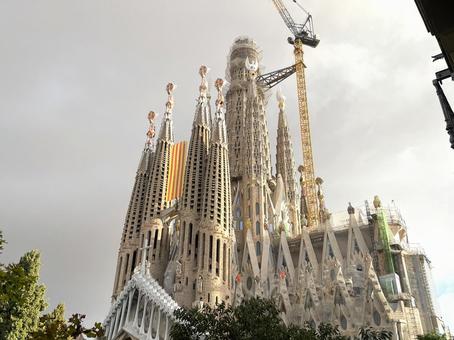 サグラダ・ファミリアとカタルーニャ州の旗 サグラダ・ファミリアとカタルーニャ州の旗 サグラダファミリア,バルセロナ,スペインの写真素材