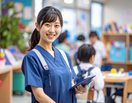 学童で働く女性 学童で働く女性の写真