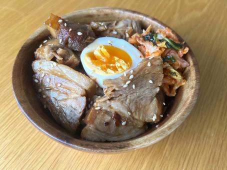 手作りの厚切りチャーシュー丼2 手作りの厚切りチャーシュー丼2 チャーシュー丼,焼豚,豚肉の写真素材