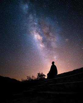 宇宙の神秘を感じる僧侶の姿 宇宙の神秘を感じる僧侶の姿の写真