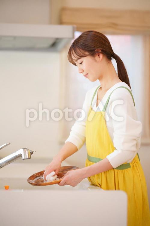 キッチンで食器洗いするお母さん 家事,主婦,女性の写真素材