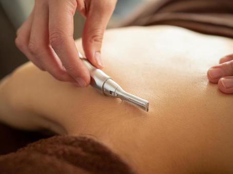 A woman shaving her nape before hair loss, shave, female, a nape, JPG