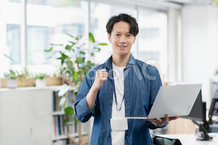 オフィスで仕事する若いビジネスマン ビジネス,若い,ビジネスマンの写真素材
