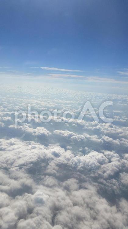 飛行機から見た白い雲と青い空 上空,青空,大空の写真素材