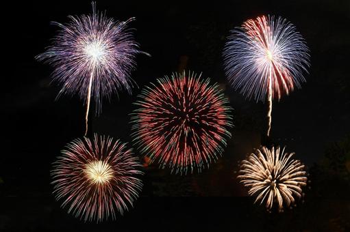 夏の夜空を彩る風物詩 夏の夜空を彩る風物詩 花火,花火大会,夏の風物詩の写真素材