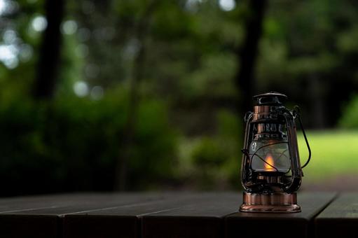 森の中に置かれたアンティークランタン 森の中に置かれたアンティークランタン ランタン,カンテラ,グランピングの写真素材