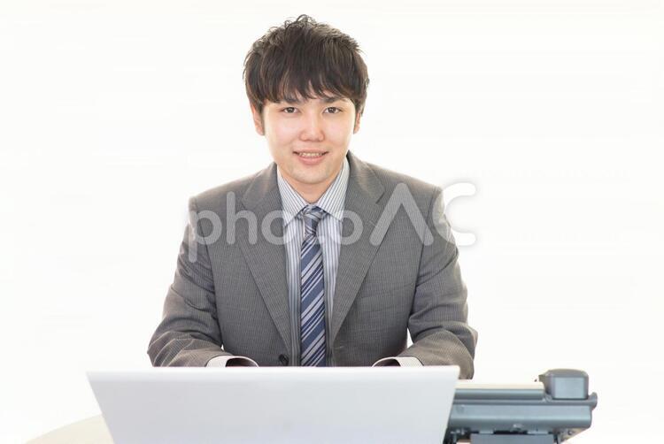 笑顔のビジネスマン 男性,男,パソコンの写真素材