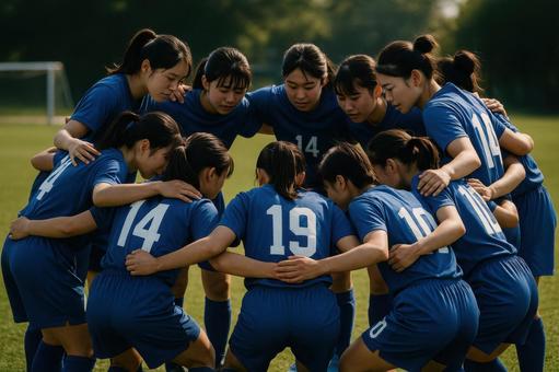 試合前に円陣を組む女子チーム 試合前に円陣を組む女子チームの写真