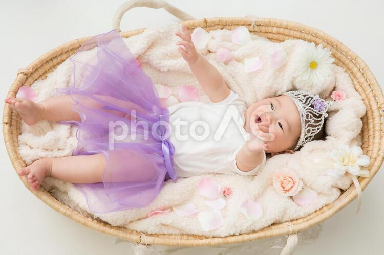 おもちゃの王冠をかぶる赤ちゃん（笑顔） 0歳,6ヶ月,ftd0015の写真素材