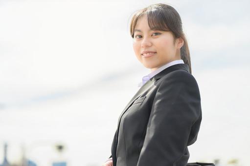 リクルートスーツで微笑む女性 リクルートスーツで微笑む女性の写真