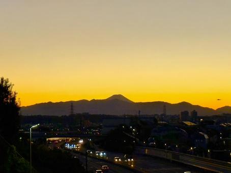 高速道路と富士山のサンセット 空,サンセット,夕方の写真素材