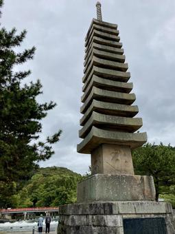 十三重石塔〜宇治川〜 十三重石塔〜宇治川〜の写真