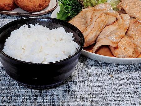 夕飯　豚の生姜焼きとご飯 ごはん,お米,しょうが焼きの写真素材