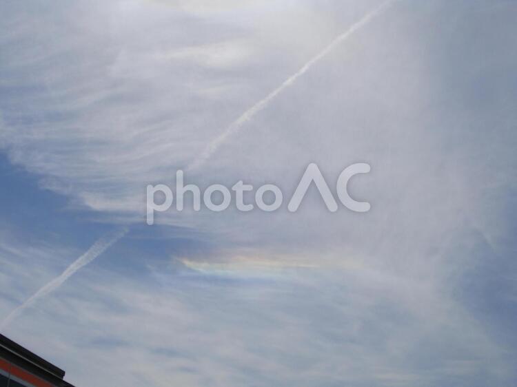 飛行機雲と虹　環天頂アーク 飛行機,雲,虹の写真素材