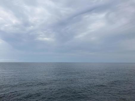 曇天の海 海,夕方,夕日の写真素材