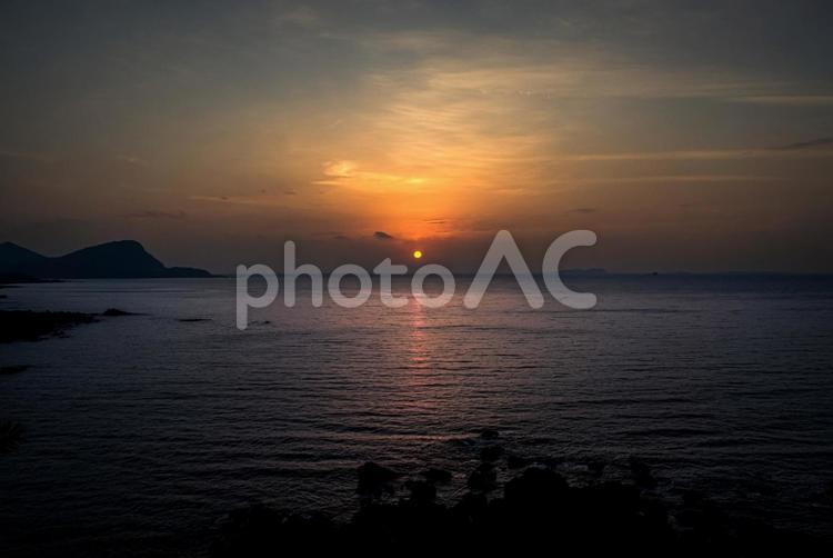 ＜五島夜明け＞鐙瀬溶岩海岸の日の出と水光 空,風景,晴天の写真素材