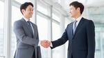 ビジネス握手：男性社員の契約と信頼 ビジネス,握手,契約の写真素材