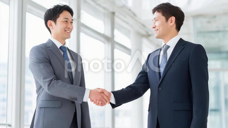 ビジネス握手：男性社員の契約と信頼 ビジネス,握手,契約の写真素材