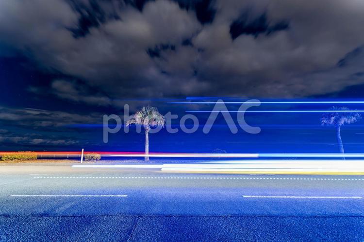 夜を駆ける光の軌跡 道路,自動車,車の写真素材
