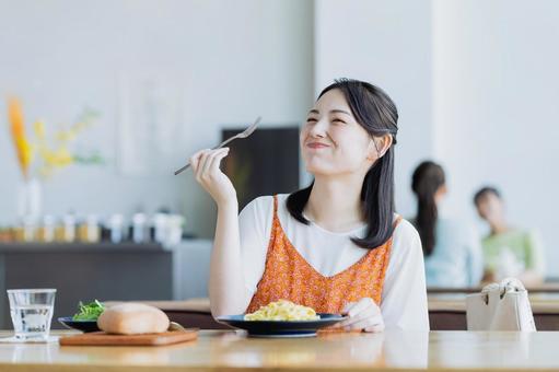 カフェで食事をする若い女性 カフェで食事をする若い女性 食事,女性,カフェの写真素材