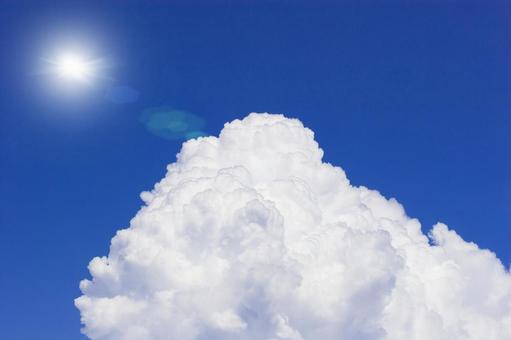 太陽と青空と白い雲 太陽と青空と白い雲の写真