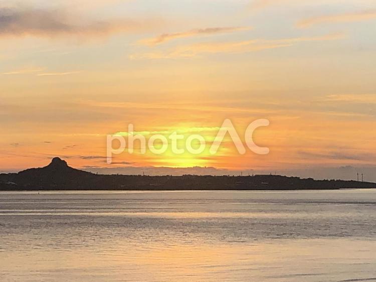 海と夕日 海,空,夕焼けの写真素材