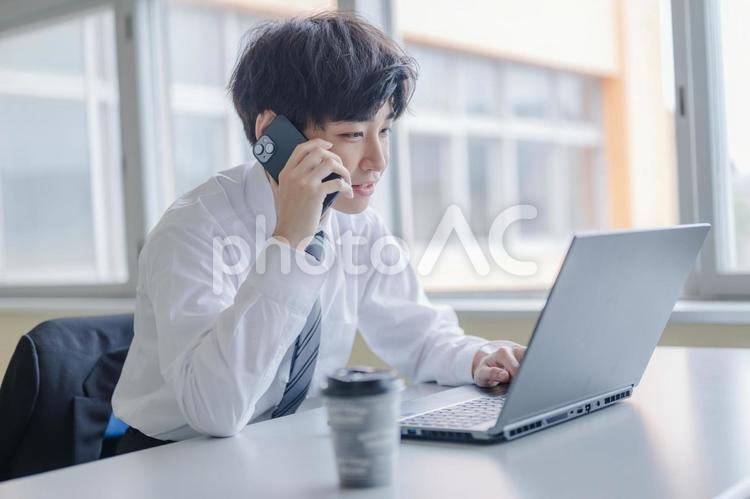 スマホとPCとビジネスマン ビジネス,ビジネスマン,スマホの写真素材