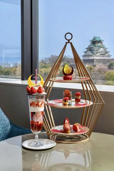 春限定のいちごアフタヌーンティー・大阪城 いちご,パフェ,大阪城の写真素材