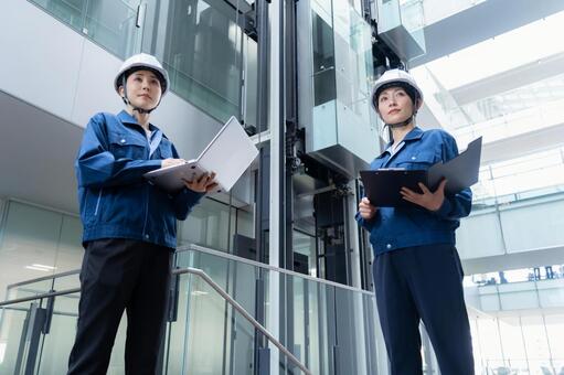 ビルメンテナンスする女性エンジニア 不動産,エンジニア,メンテナンスの写真素材