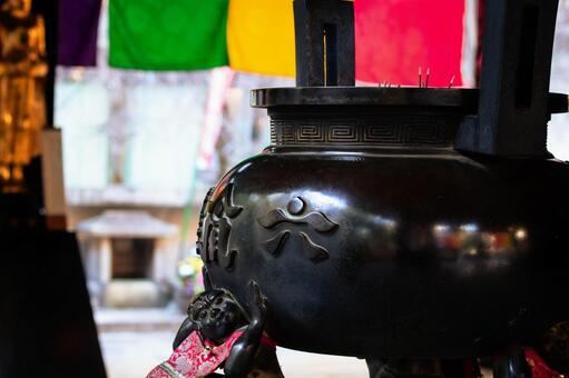 京都、六角堂の大香炉と支える邪鬼 京都,風景,文化の写真素材