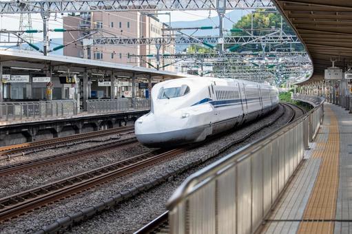 駅を通過する東海道山陽新幹線N700S 東海道,山陽,新幹線の写真素材