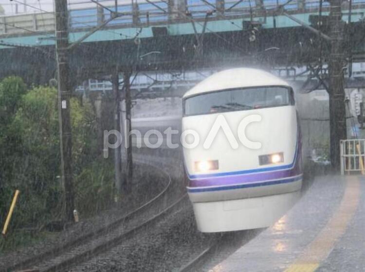 雨の東武伊勢崎線 東武,伊勢崎線,東急の写真素材