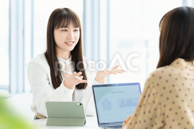 ミーティングをする2人のビジネスウーマン 女性,ビジネス,ミーティングの写真素材