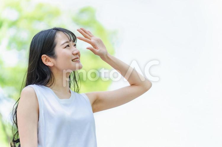 日差しを浴びる女性（紫外線・UVケア） 日差し,紫外線,日焼け止めの写真素材
