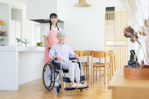 シニア女性を介護をする介護士の女性 シニア女性を介護をする介護士の女性 介護,介護士,シニアの写真素材