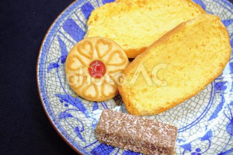 インドネシアのお菓子　5 バケット,ラスク,クッキーの写真素材