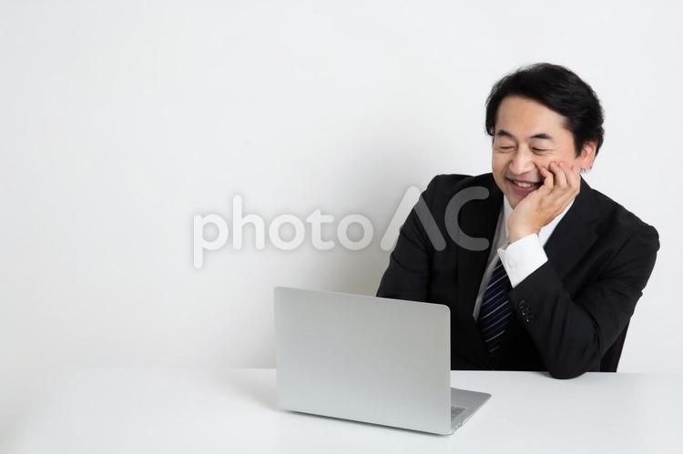 仕事がうまくいって喜んでいる中年のサラリーマン男性（コピースペース） 中年,上司,会社員の写真素材