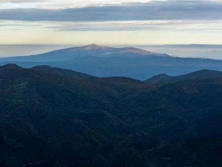 紅葉の秋田駒ケ岳（森吉山方面）の写真