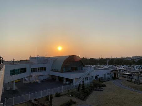 夕日に染まる山口空港 夕日に染まる山口空港の写真