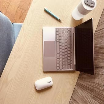 リモートワークのデスク ビジネス,リモートワーク,パソコンの写真素材