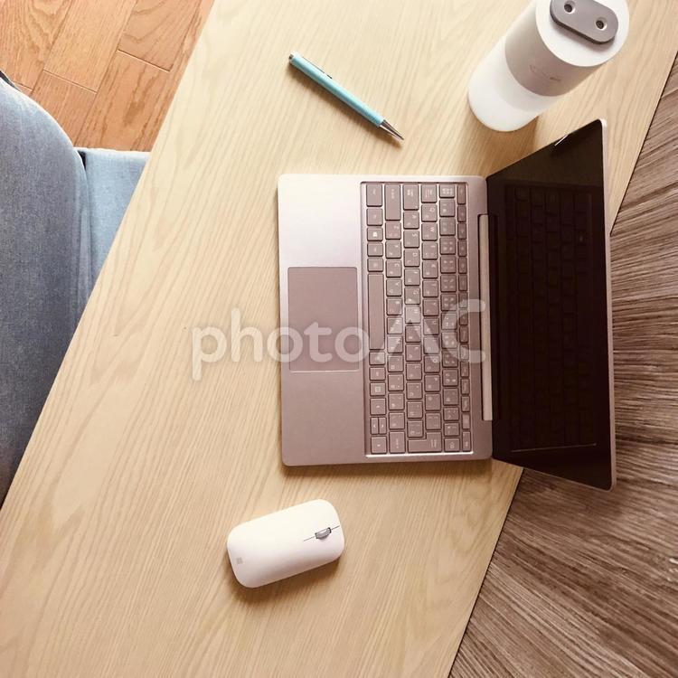 リモートワークのデスク ビジネス,リモートワーク,パソコンの写真素材