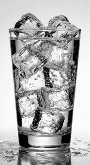 グラスに満たされた氷水:夏の清涼感 グラスに満たされた氷水:夏の清涼感の写真